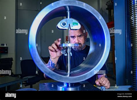 Immagine di un tecnico che calibra una macchina industriale