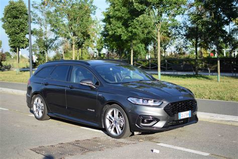 Ford Mondeo ibrida su strada
