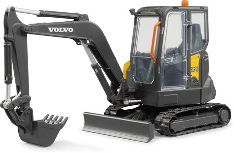 Escavatore compatto Bruder Volvo ECR40 in azione