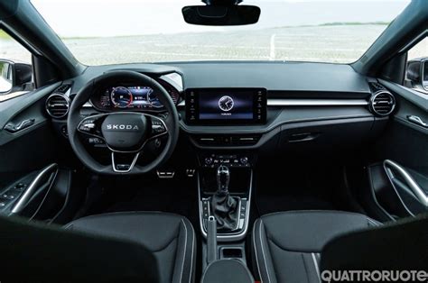 Interni sportivi della Skoda Fabia 130 con sedili avvolgenti