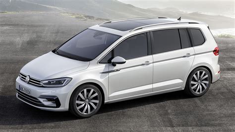 Volkswagen Touran 5T in movimento, vista laterale