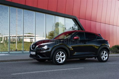 Nissan Juke in tinta nera con dettagli scuri