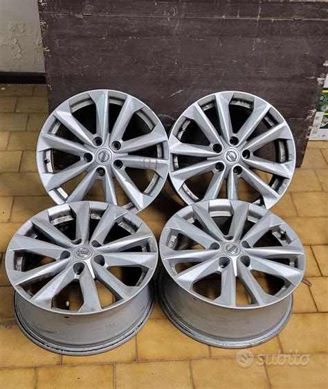 Dettaglio cerchi in lega neri su Nissan Juke