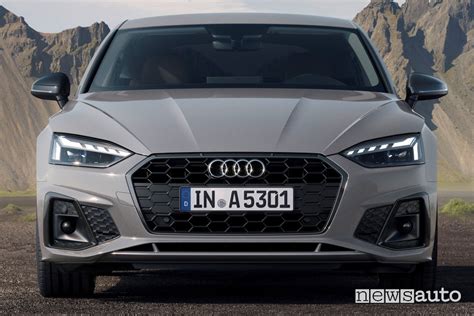 Audi A5 Coupé frontale con griglia cromata