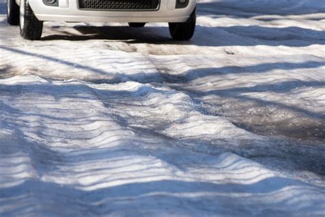 Automobile coperta di ghiaccio in inverno