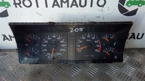 Quadro strumenti Peugeot 205 GTI con spia STOP accesa
