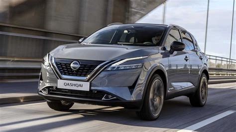 Nissan Qashqai su strada con indicazione di un sistema di tracciamento
