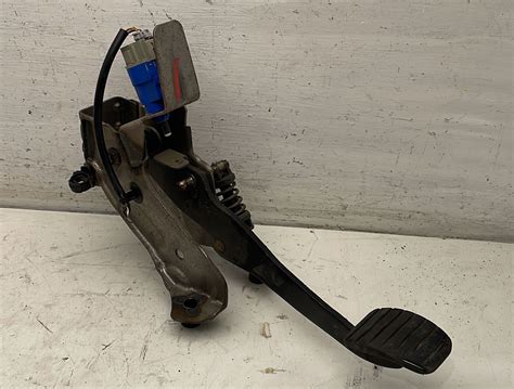 pedale frizione bloccato auto