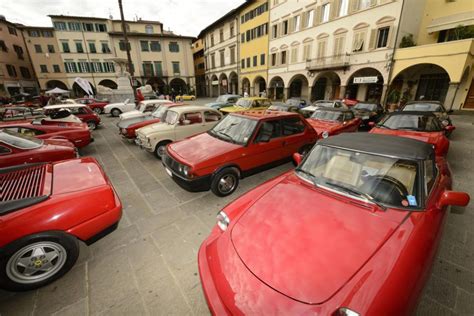 Volkswagen Corrado restaurata nel contesto di un raduno di auto storiche