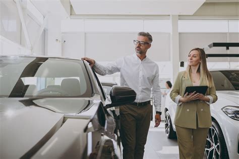persona che guarda diverse auto in un concessionario