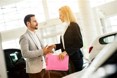 un venditore d'auto che parla con un cliente