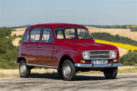 Renault 4 in un contesto rurale