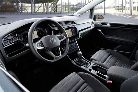 Interni Volkswagen Touran con navigatore