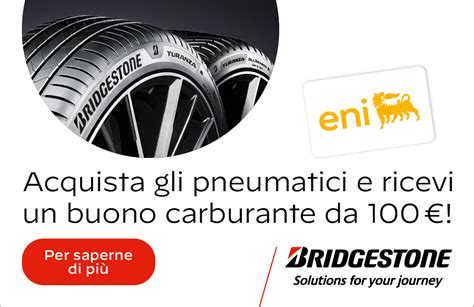 persona che acquista pneumatici online