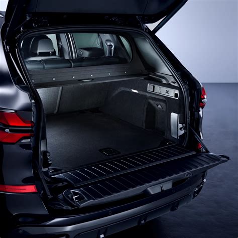 Vista posteriore BMW X5 con portellone aperto