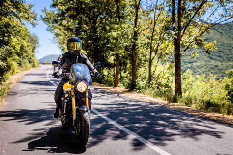 Motociclista con equipaggiamento di sicurezza completo