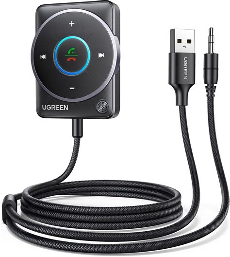 Immagine di un adattatore Bluetooth AUX collegato a una presa AUX dell'auto.