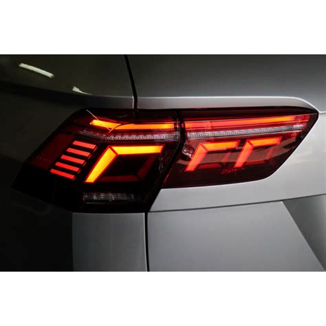 Volkswagen Tiguan AD1 con fari posteriori a LED accesi