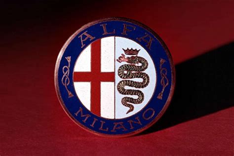 Logo Alfa Romeo con la croce rossa e il Biscione visconteo
