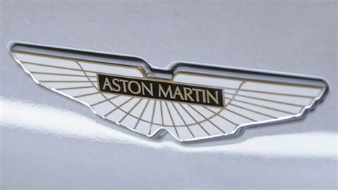Logo Aston Martin con le ali argentate