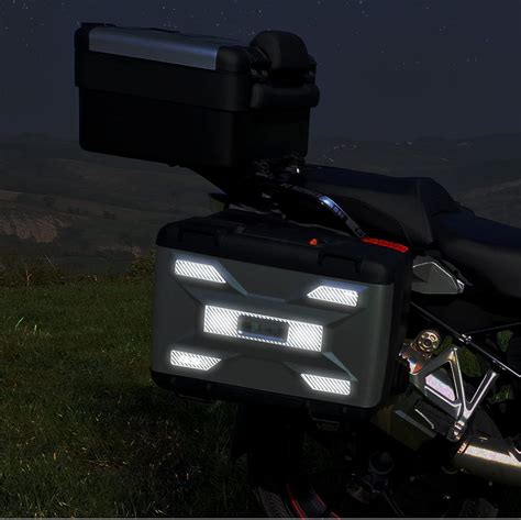 Adesivi catarifrangenti su valigie moto in condizioni di scarsa luce