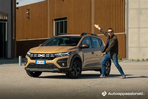 Dacia Sandero su strada di campagna