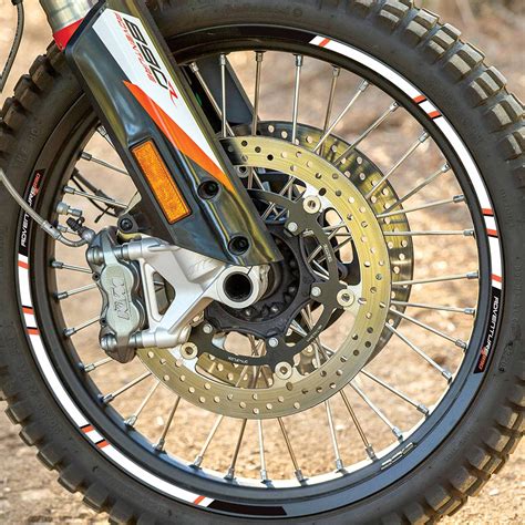 Dettaglio di un cerchio moto con adesivi applicati