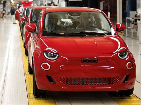 Una Fiat 500 Nuova che esce dalla catena di montaggio