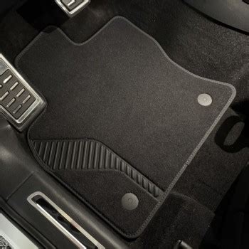 Interno Volkswagen Amarok con tappetini su misura