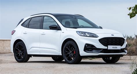 Ford Kuga in un paesaggio urbano