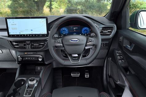 Interno di una Ford Kuga ST-Line con display touch screen