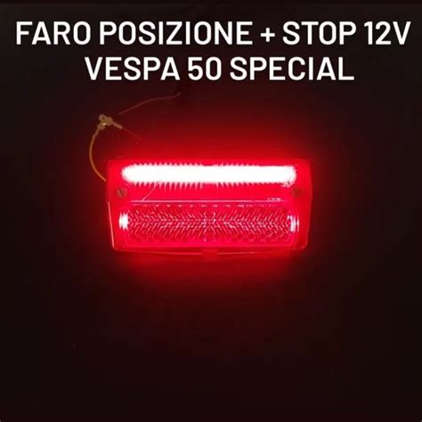 Fanale targa posteriore di un'auto accesa