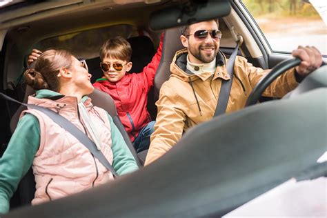 Famiglia che viaggia in macchina con bambini
