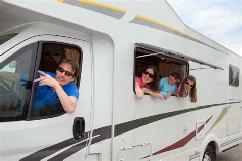 Famiglia in camper in USA con il cartello dello Utah