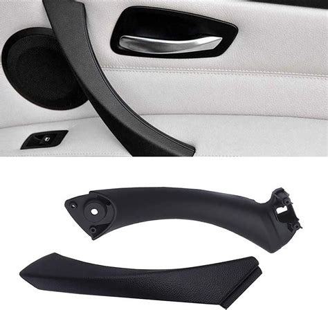 Interni BMW E90 con dettaglio della maniglia