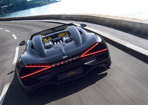 Design laterale di una coupé sportiva senza montanti dei finestrini
