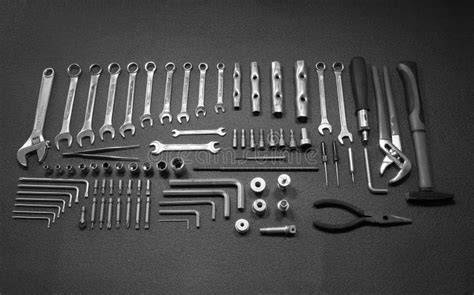 Immagine di attrezzi meccanici ben organizzati in un garage