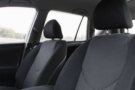 Interni di un'auto puliti e ben organizzati con accessori