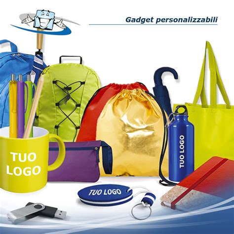 Vari gadget per auto personalizzati con loghi