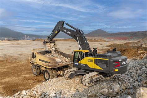 Flotta di escavatori Volvo in cantiere