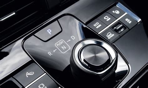 Pulsanti di selezione modalità di guida su una console centrale di un'auto