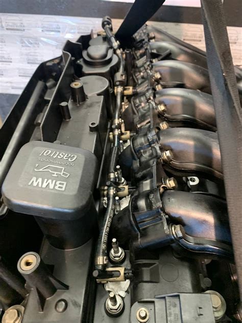 Motore BMW con iniettori evidenziati