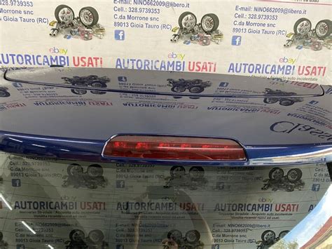 Dettaglio di un lunotto posteriore oscurato con fascia