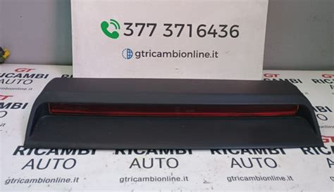 Terzo stop posteriore di un'auto con sigillo in gomma