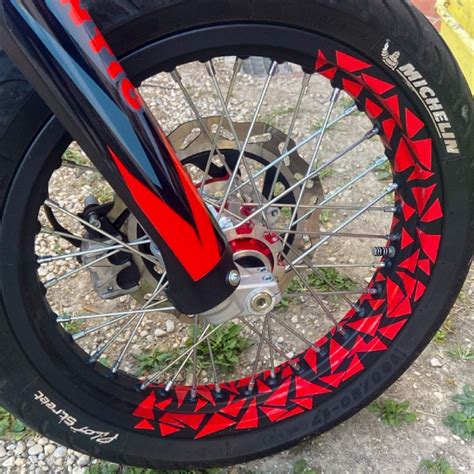 Moto con cerchi personalizzati con adesivi