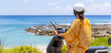 Persona che guida uno scooter a Lampedusa