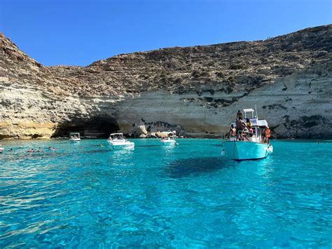 Coppia in bicicletta elettrica lungo la costa di Lampedusa