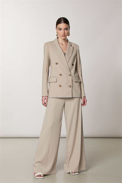 Donna con blazer oversize e pantaloni a palazzo