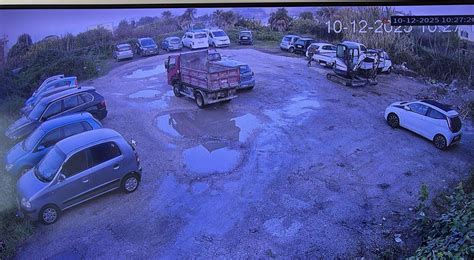 Veicoli abbandonati in un parcheggio
