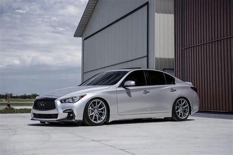 Infiniti Q50 in primo piano, con enfasi sul design filante e aggressivo